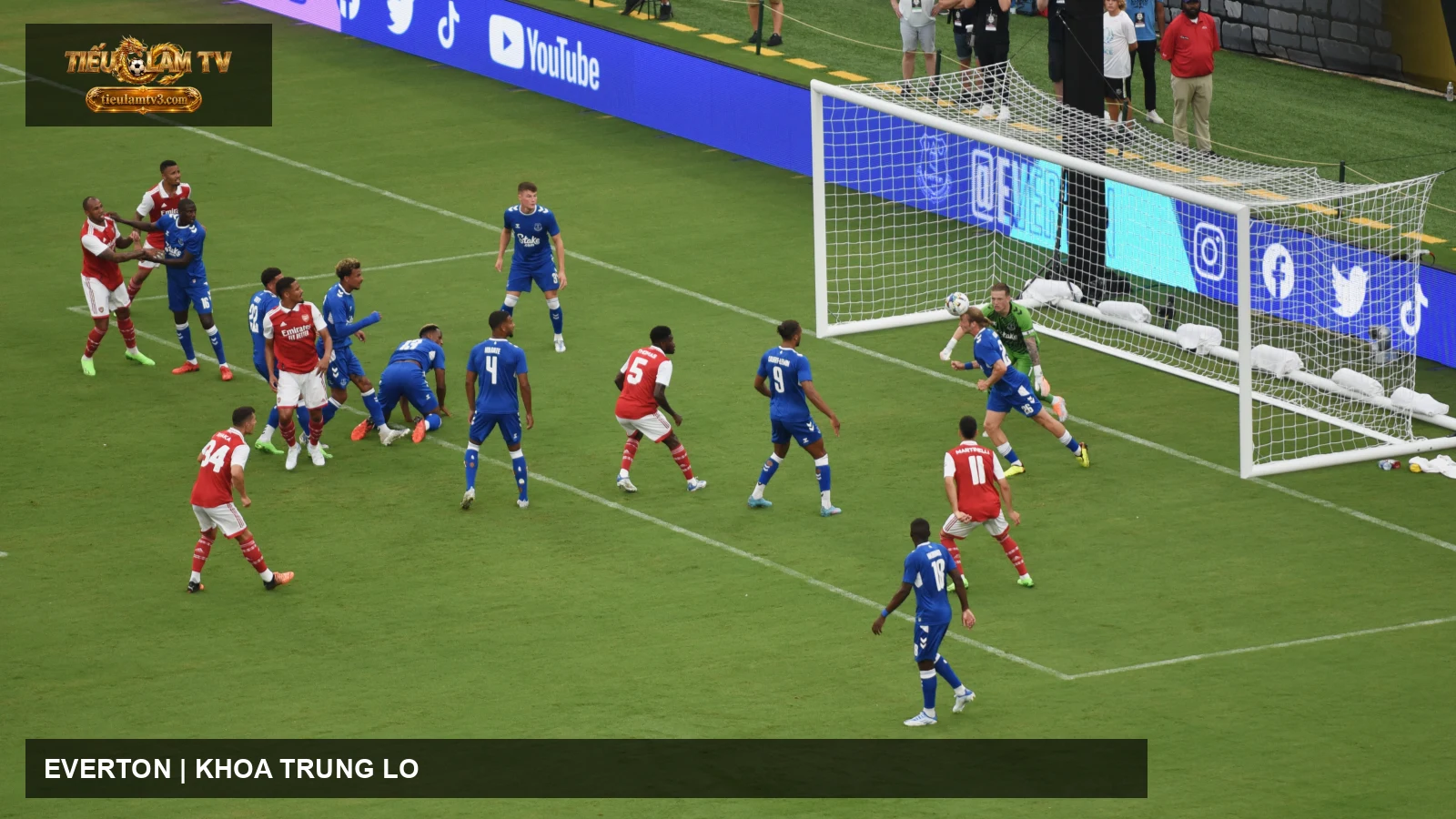 Everton trong trận đấu với Arsenal