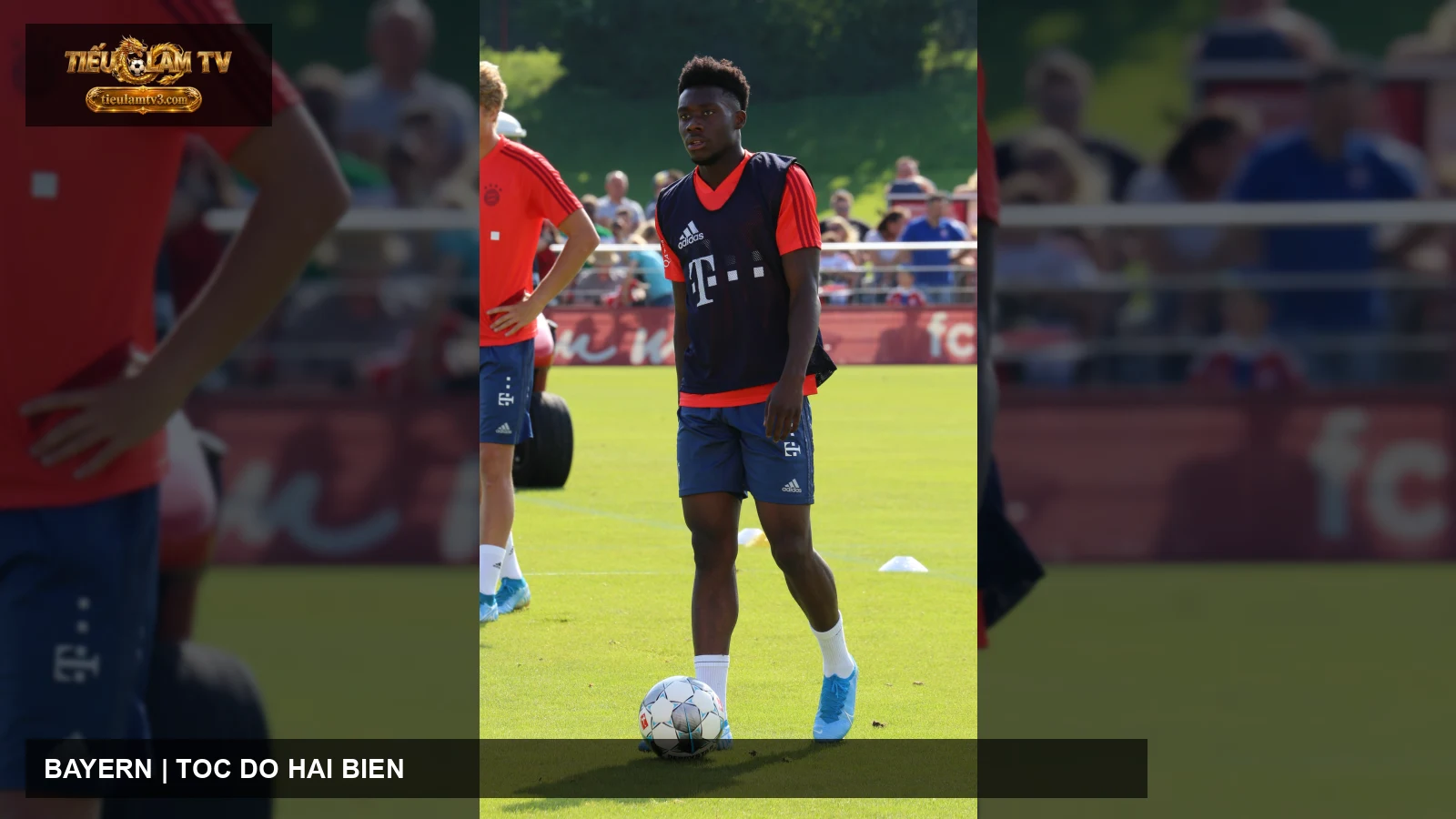 Alphonso Davies trong buổi tập của Bayern Munich
