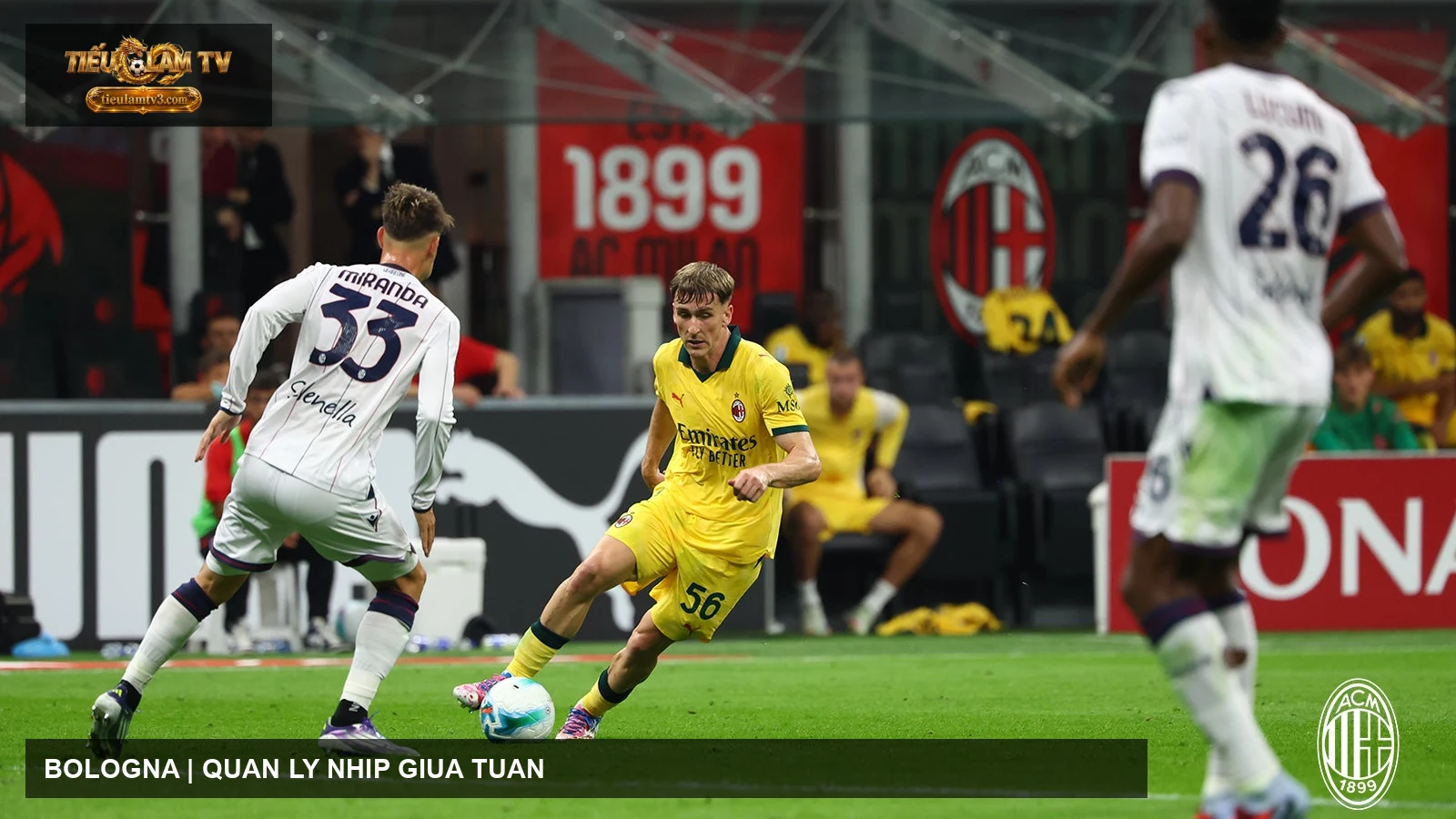 Bologna phòng ngự trong một trận gặp AC Milan tại San Siro