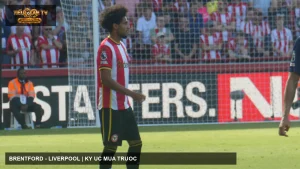 Kevin Schade thi đấu cho Brentford năm 2026