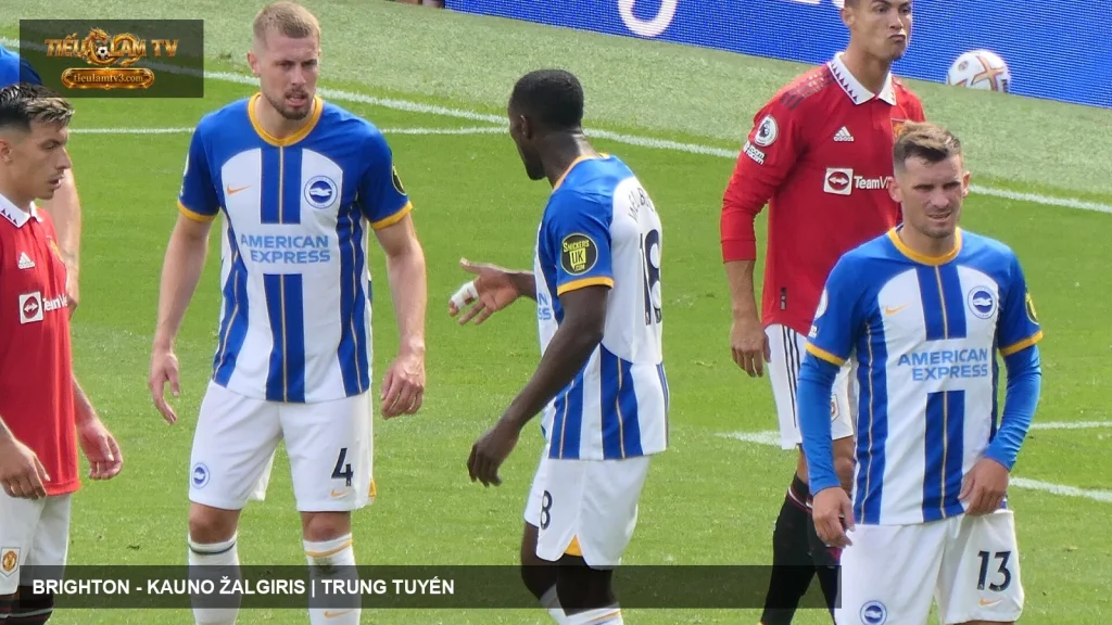 Brighton & Hove Albion thi đấu tại Old Trafford