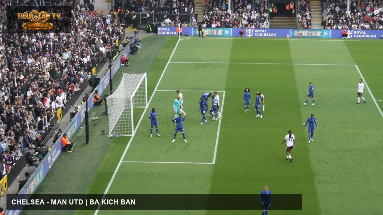 Chelsea trong một pha bóng tại Premier League