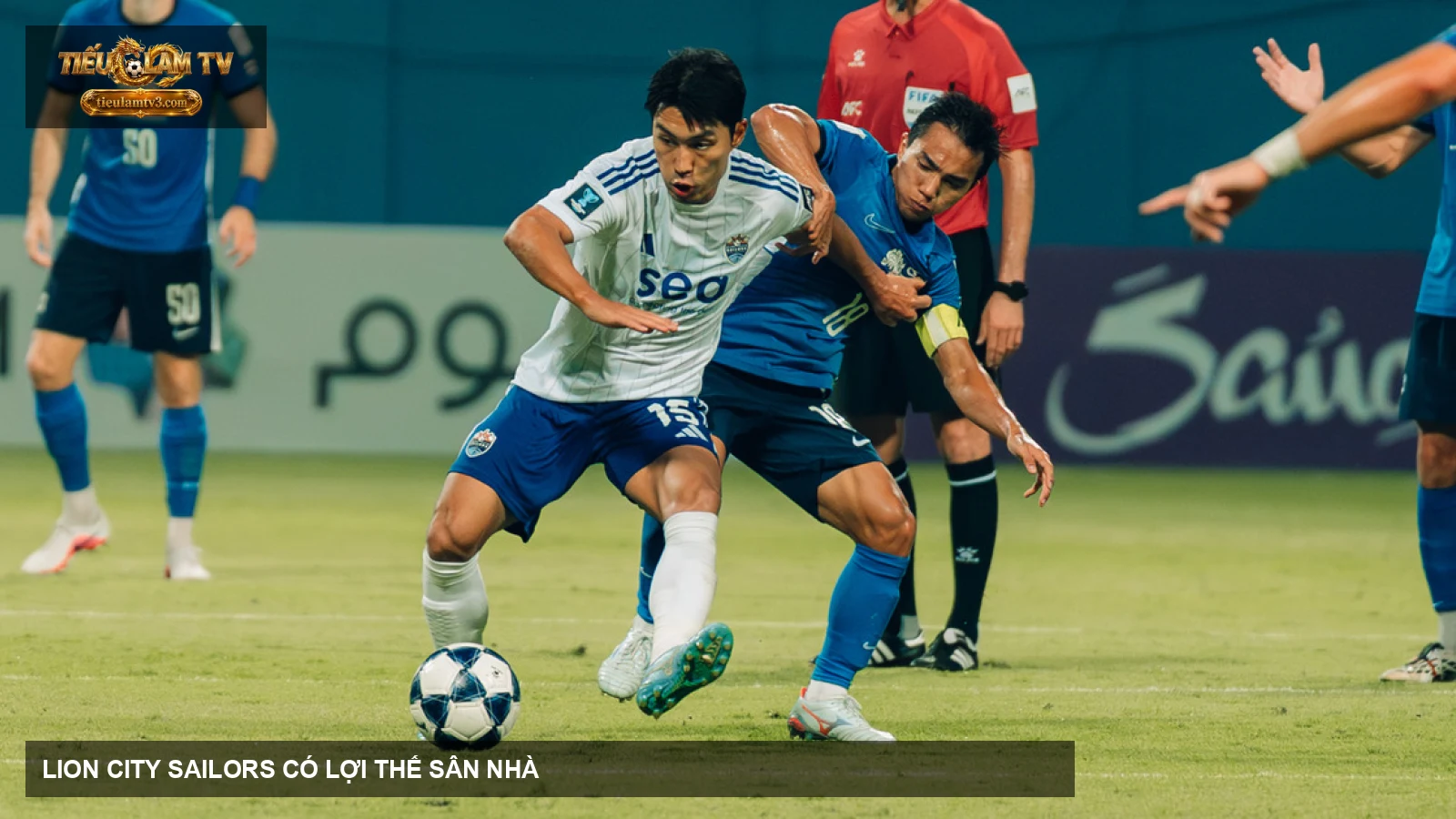 Cầu thủ Lion City Sailors thi đấu trên sân Jalan Besar