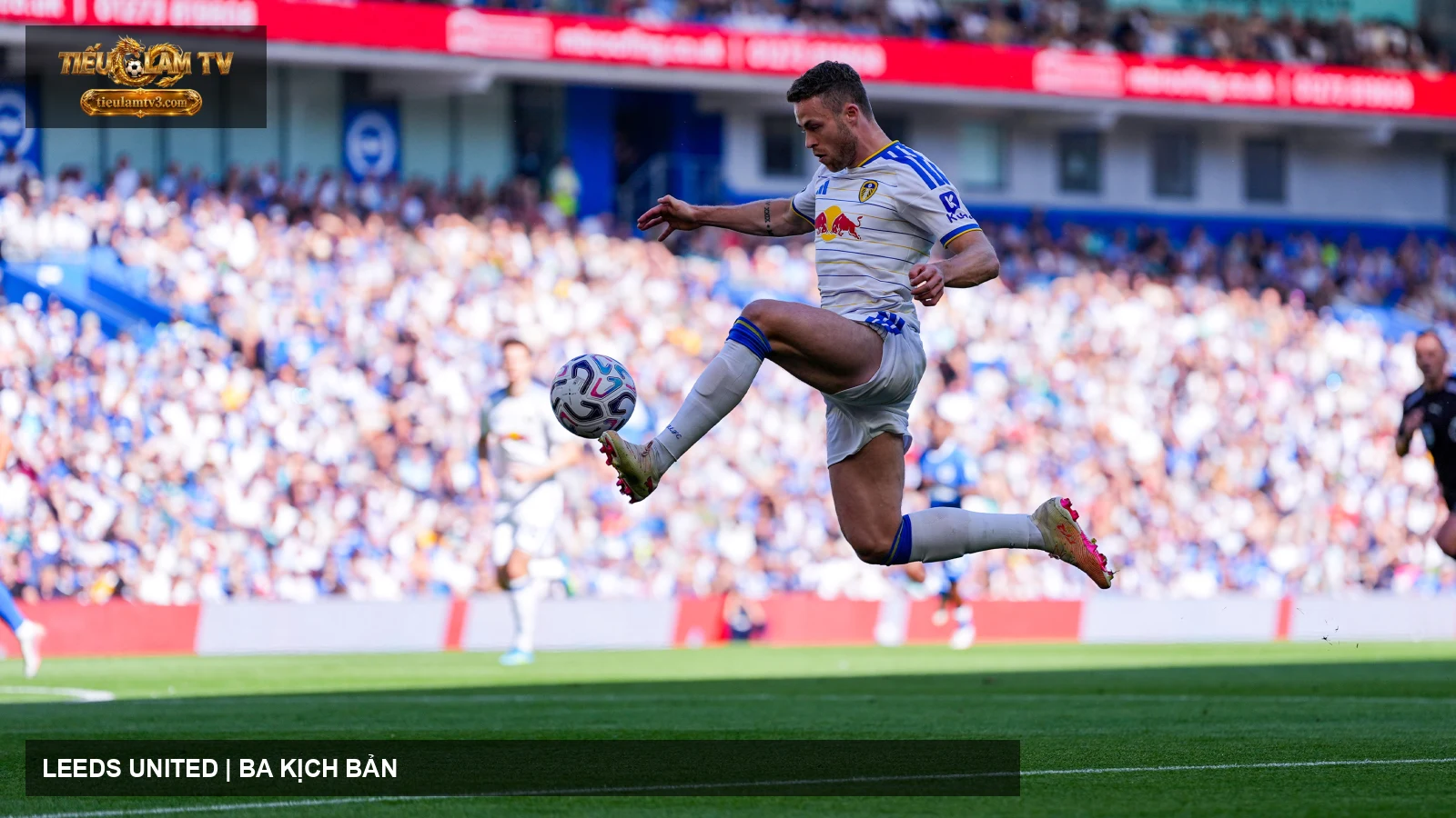Cầu thủ Leeds United xử lý bóng