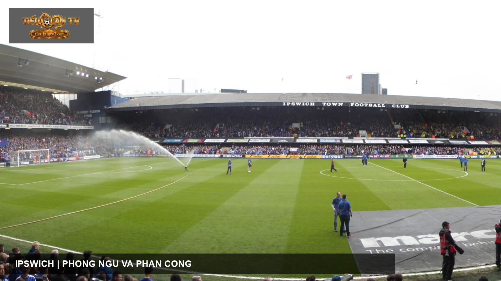 Khán đài Portman Road trong trận Ipswich Town gặp Norwich City