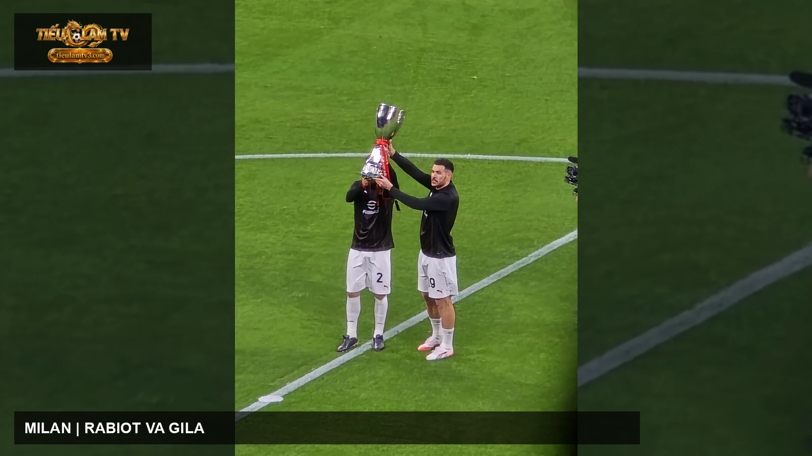 Cầu thủ AC Milan mang Siêu cúp Italy trong ảnh tư liệu năm 2025
