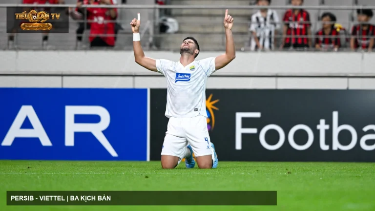Cầu thủ Persib Bandung mừng bàn thắng